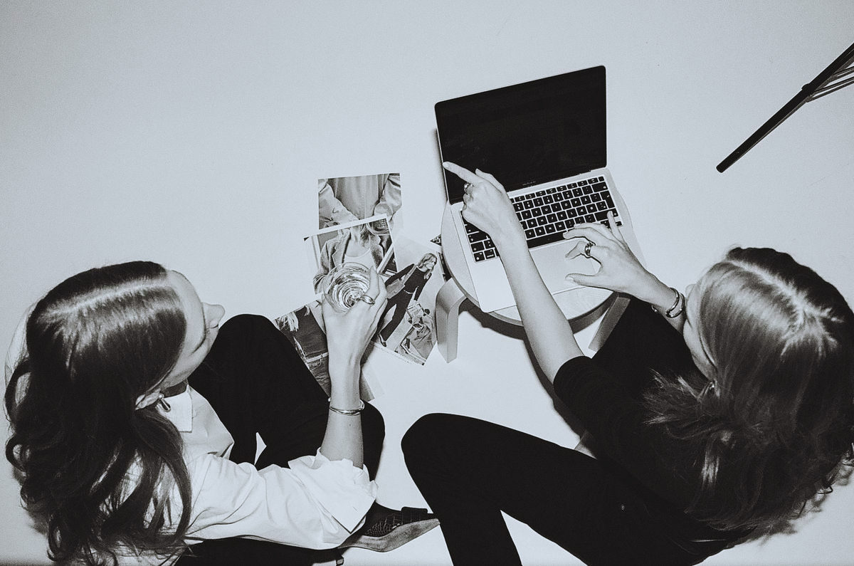 Empresárias compartilhando ideias e trabalhando juntas